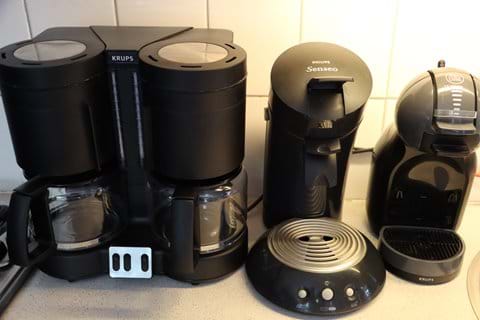  3 koffiezetapparaten (een filterkoffieapparaat, een Dolce Gusto en een Senseoapparaat
