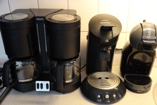 3 koffiezetapparaten (een filterkoffieapparaat, een Dolce Gusto en een Senseoapparaat)