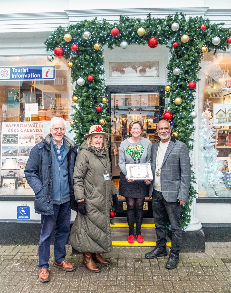 2024 Highly Commended went to the Tourist Information Centre in Market Place LtR: Peter Riding, Jacqui Portway, Rachel Hewlett from the TIC, Deputy Mayor Jubeyuir Ahmed