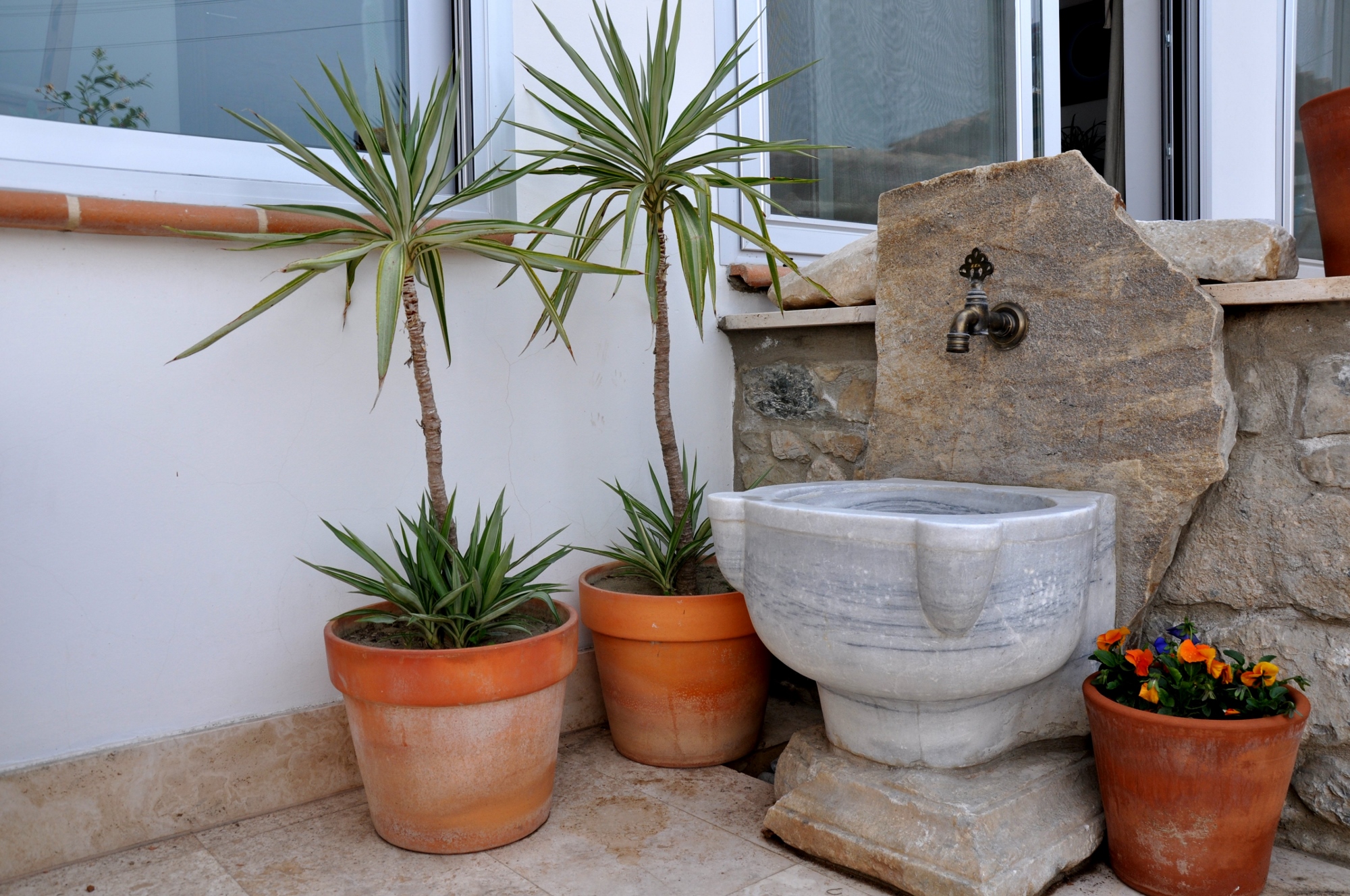 Front dining terrace sink feature