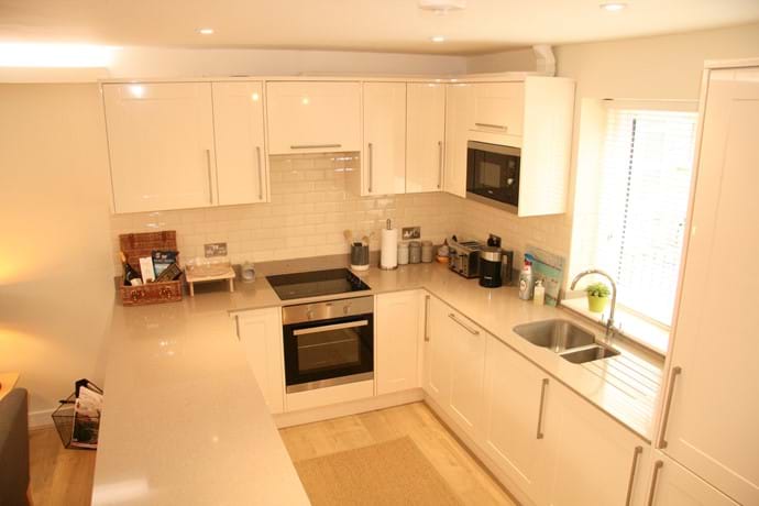 Fully equipped kitchen with dishwasher, washing machine, fridge freezer and microwave