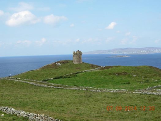 Mullaghduff Thatched Cottage, Crohy Head lookout tower 