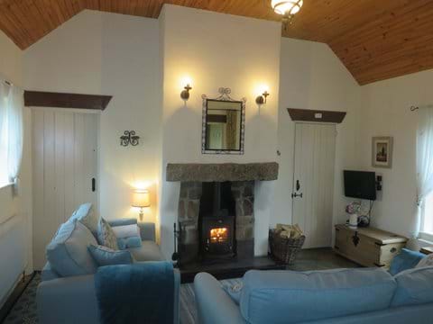 Mullaghduff Thatched Cottage, living room