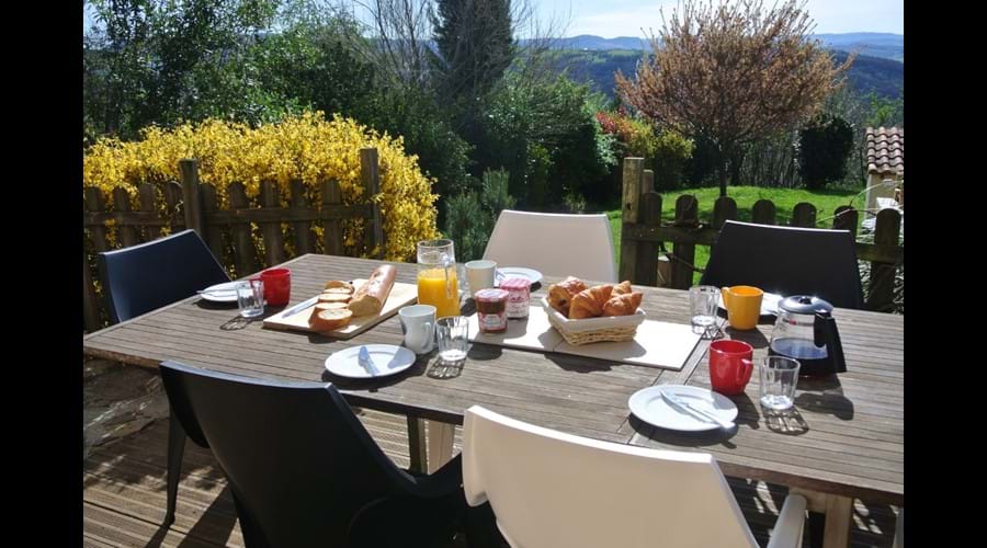Breakfast on the terrace - Spring at La Cardabelle