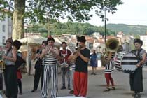 Quirky entertainment at the St Affrique Night Market!
