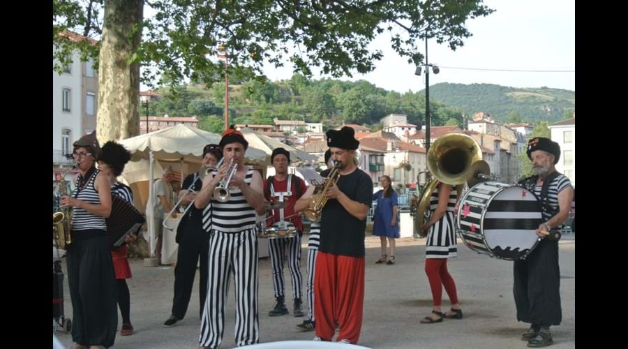 Quirky entertainment at the St Affrique Night Market!