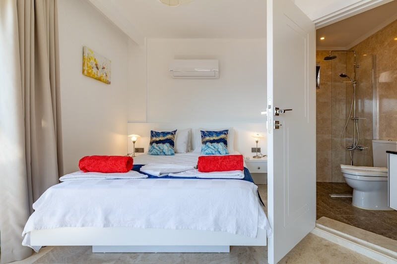 Bedroom 2 w Bathroom