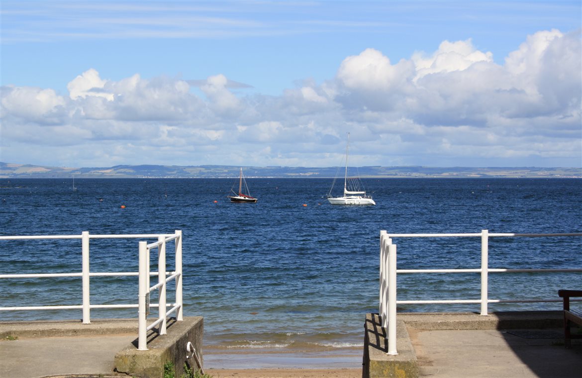 Spacious ground floor holiday home in North Berwick sleeps 4 45 Westgate North Berwick