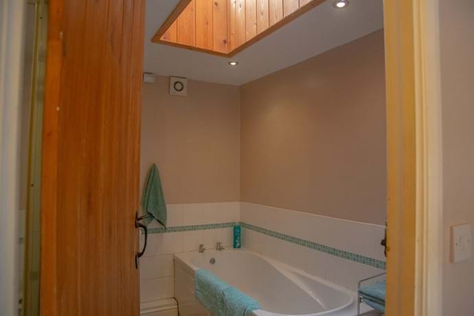 Laverock Lodge upstairs bath/shower room