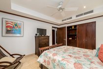 Double bedroom with nice closet - Cable Tv