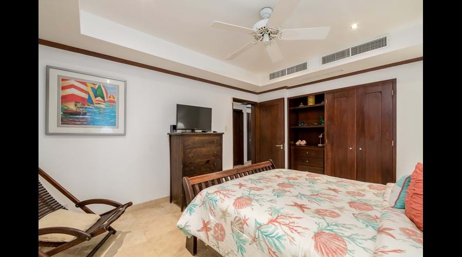 Double bedroom with nice closet - Cable Tv
