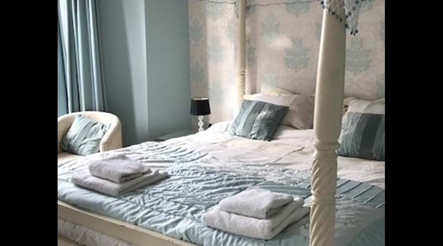 Master bedroom Superking Four Poster