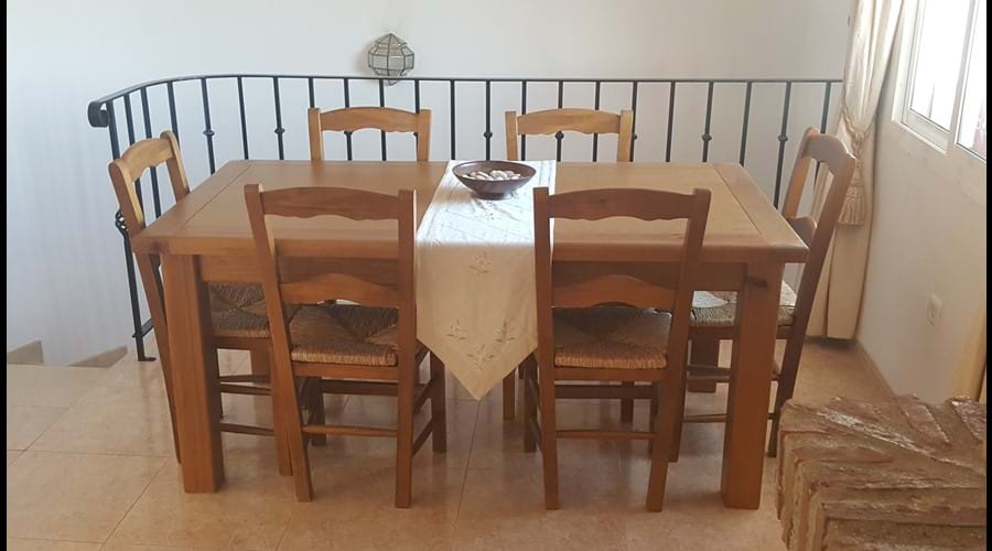 Dining table for 6 in the dining room