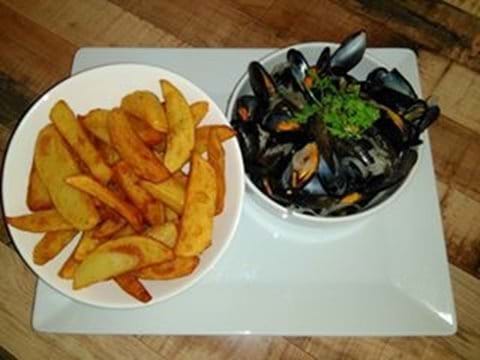 Moules et frites at the bar
