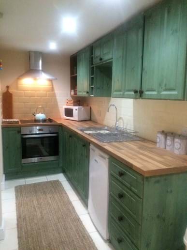 Fully equipped bespoke country kitchen