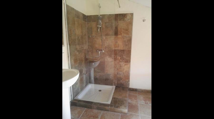 en-suite shower to master bedroom