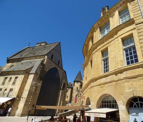 The apartment is only a few steps from the covered market at Église Sainte-Marie and Manoir de Gisson