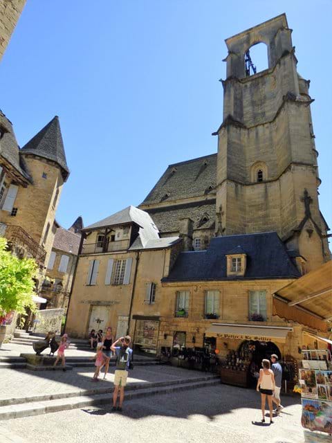 The 360° panoramic lift and covered market are at Église Sainte Marie