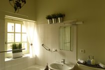 Bright bathroom with shower/bath, basin, W.C. and hairdryer