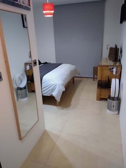 Master bedroom (Image 3)