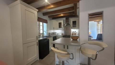 Le Noisetier has a fully equipped kitchen with all modern conveniences