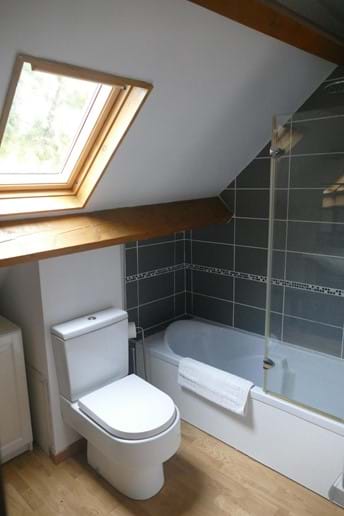 The bathroom for Bedroom Four in Le Noisetier