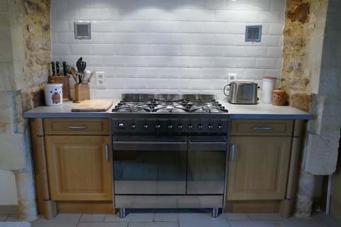 The kitchen is equipped with a 90cm Smeg oven with gas hob