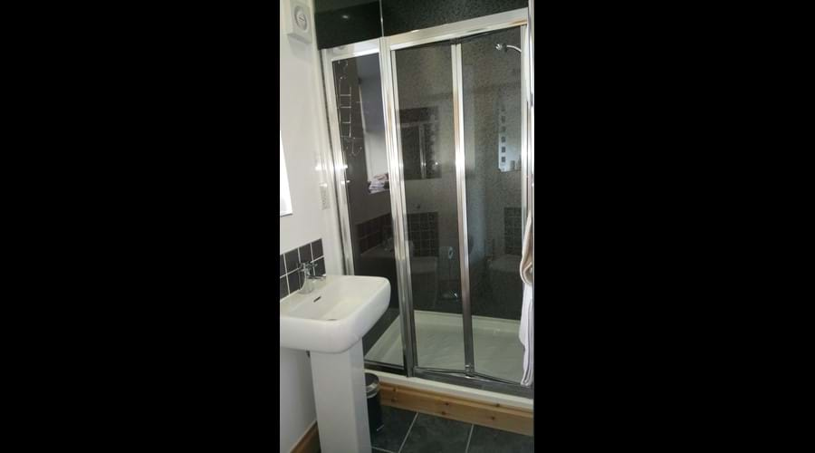 Twin room en-suite large shower