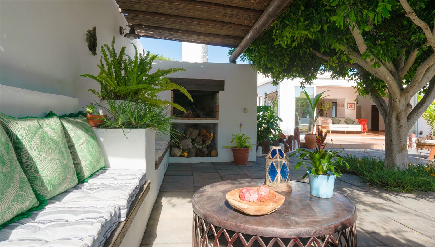 The built in BBQ and outdoor dining area at Finca Botanico in Lanzarote