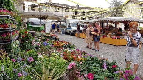 Eymet market before the crowds arrive 
