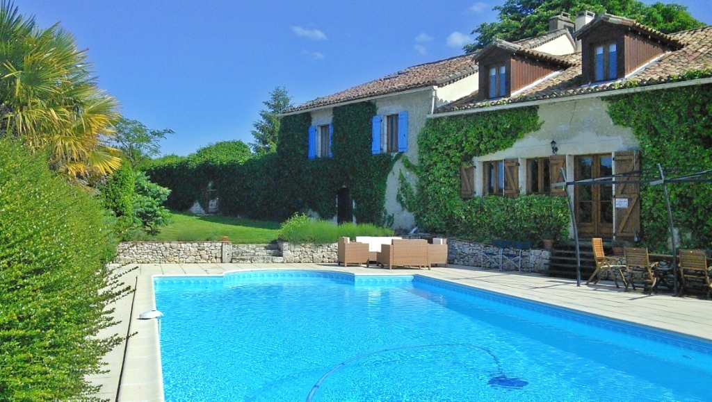 A luxury modern farmhouse with a stunning barn conversion and huge pool ...