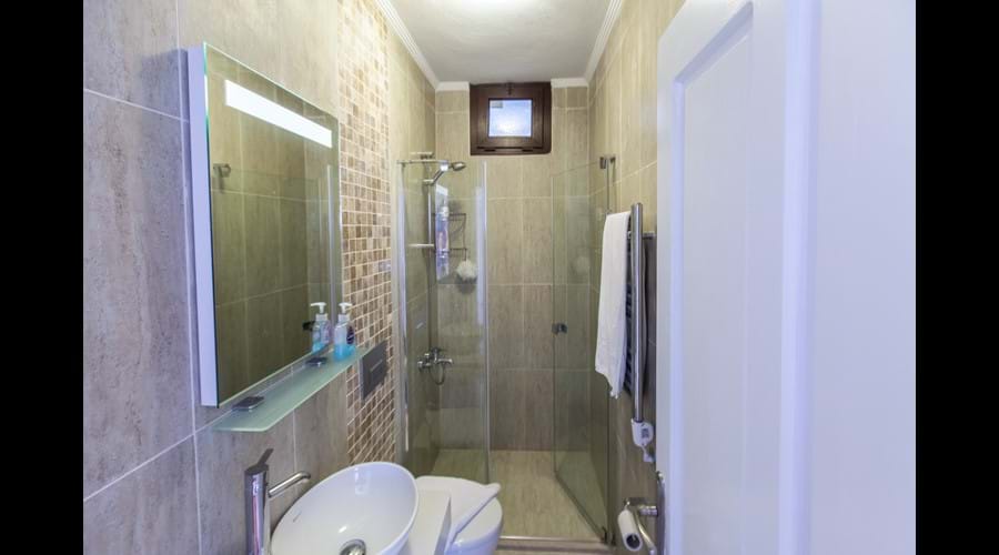Bed1 ensuite