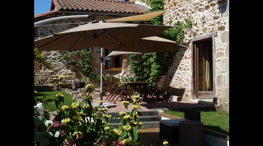 Plenty of shade and seating - River View Cottage