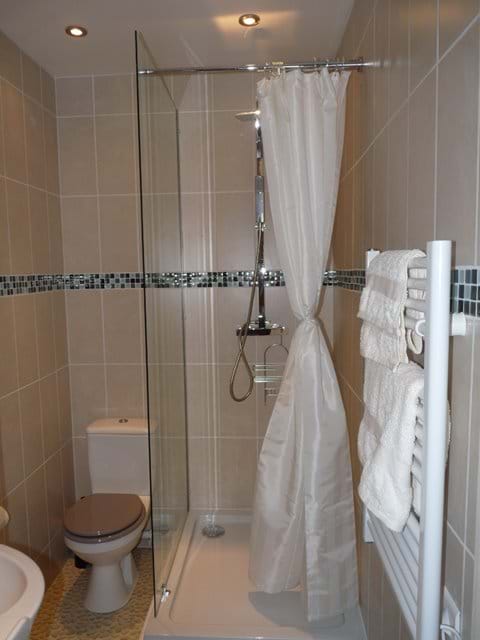 Both en-suites feature large showers
