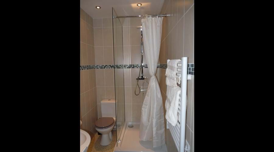 An en suite in River View Cottage