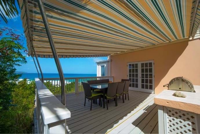 The deck gives you the chance to be outside & enjoying the tropical breeze💜