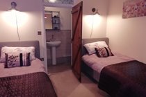 Twin bedroom with en-suite shower room