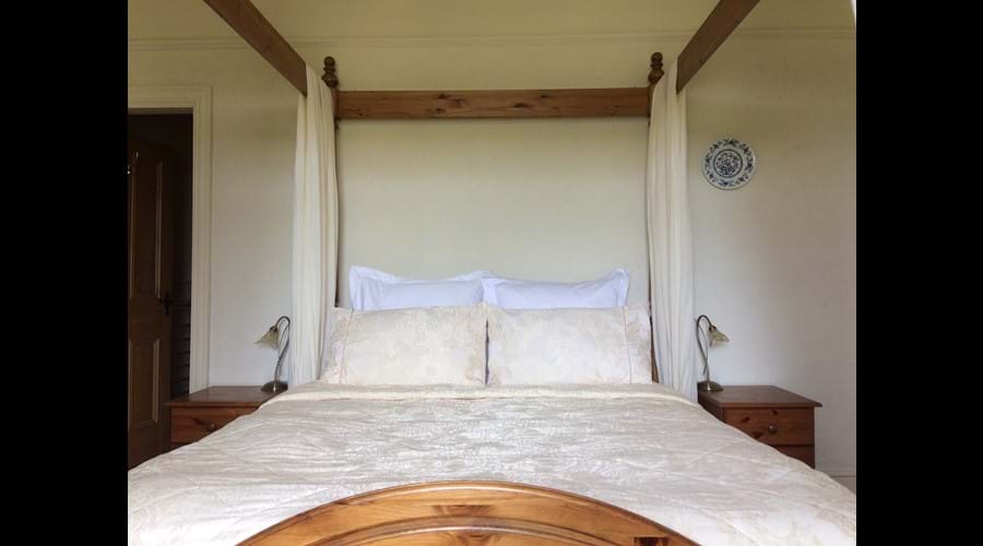 Four poster bed with no stupid cushions