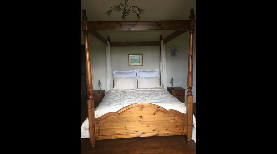 Master bedroom with 4 poster