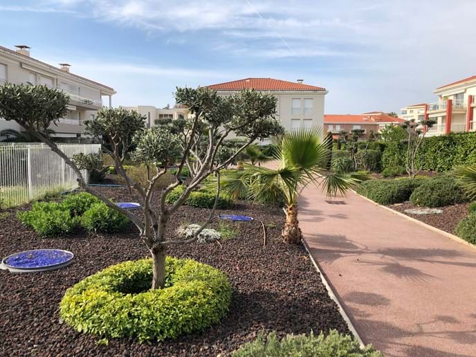Going from the pool-area to our building (in the back of the picture)