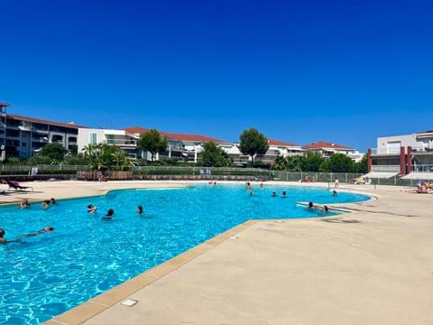 The large pool in the center of the Domain Juan Flore