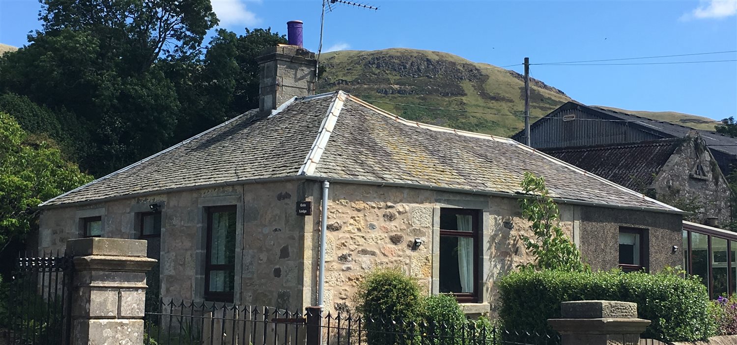 a-charming-cottage-in-central-scotland-with-exceptional-views-of-loch