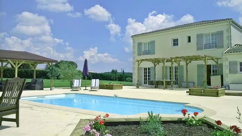 Luxury Dordogne villa with private pool and vineyard views at Bonté Maison
