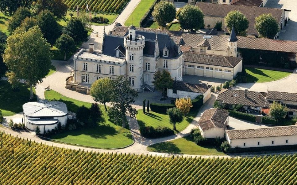 A relaxed Bordeaux wine tasting, where the experience is about slowing down and enjoying each glass.