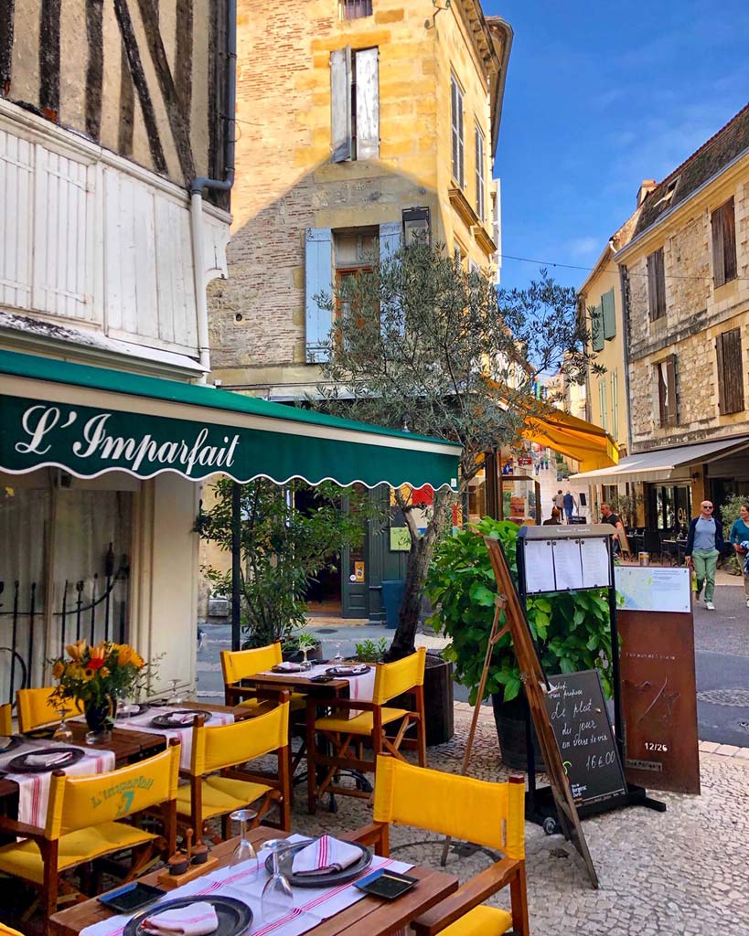 Riverside dining in Bergerac near Dordogne villa with wine bars, restaurants and relaxed evenings along the Dordogne river