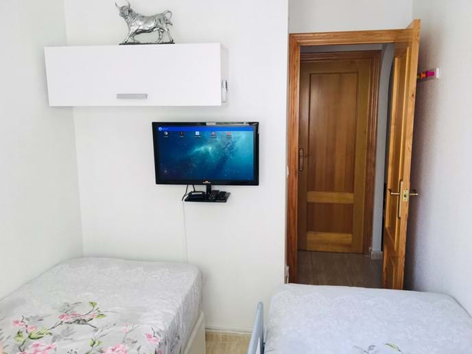 Holiday apartment - second bedroom -HD TV with Netflix, YouTube, etc.