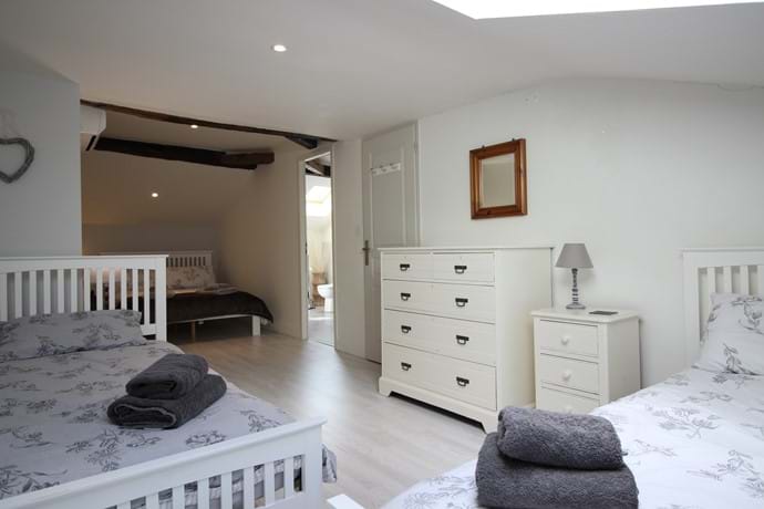 Family ensuite bedroom (first floor) with double bed and 2 single beds