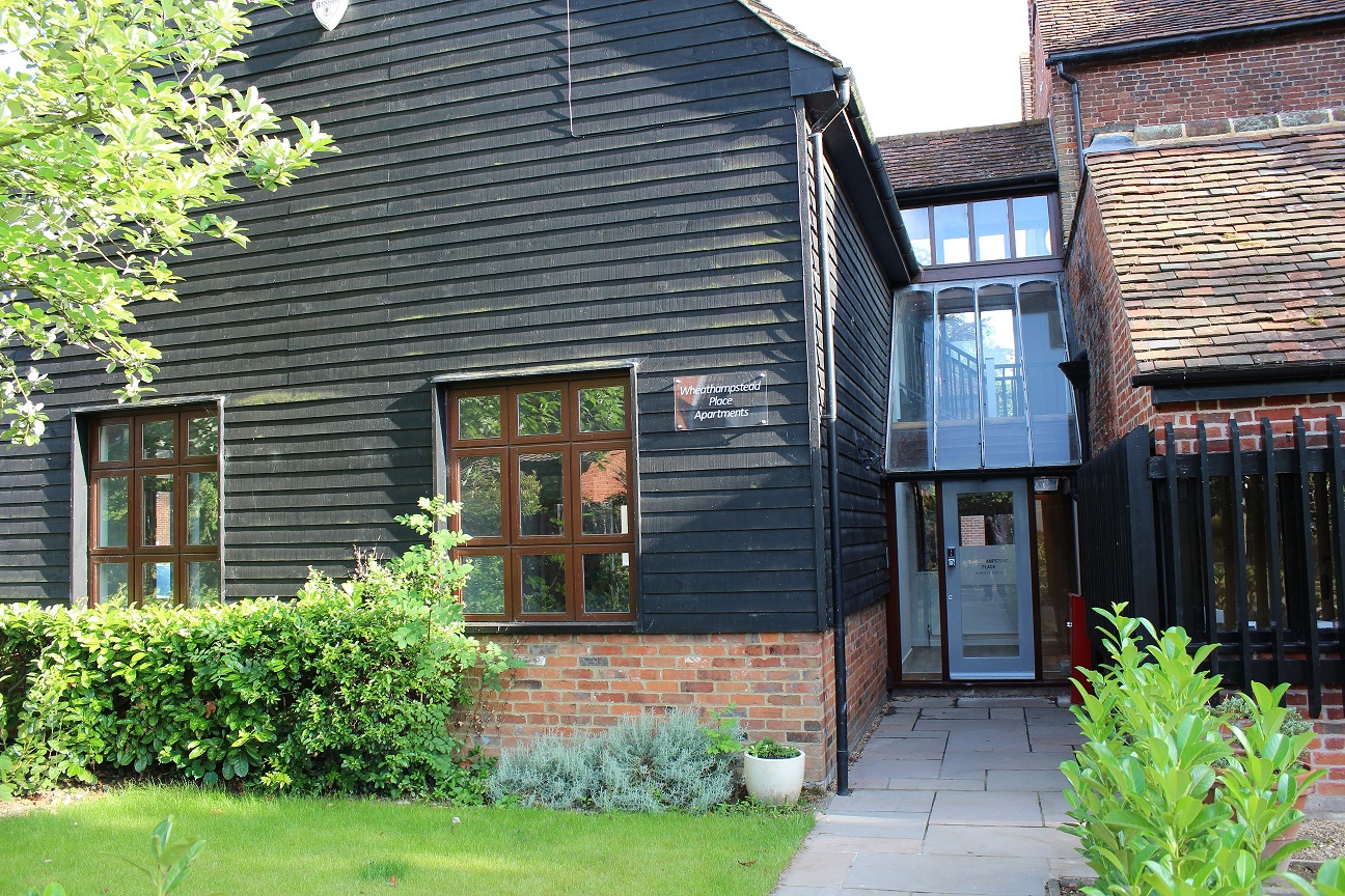 Dedicated entrance for the apartments