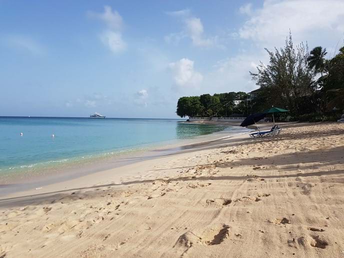 View to the right on Paynes bay beach. Taken from the complimentary sun beds directly in front of Coral Cove. 