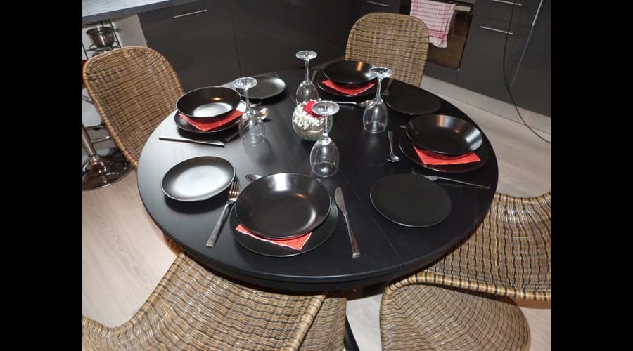 Comfortable dining for 4+